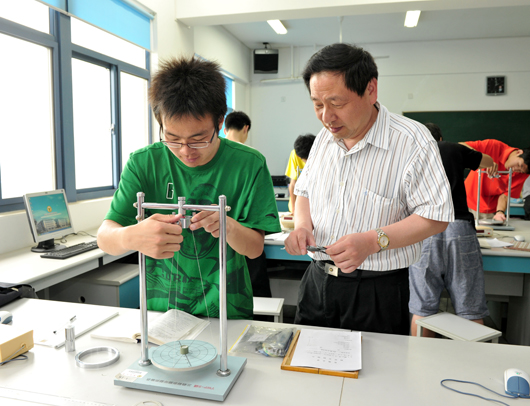 孙老师在指导学生实验